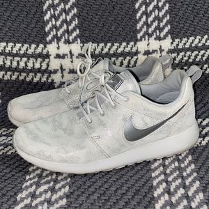 Women’s Nike tennis shoes